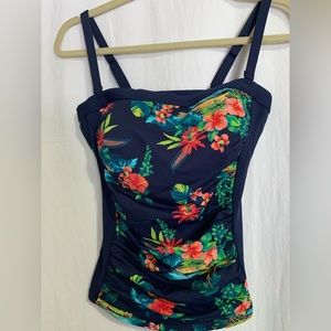 Lands End sz 4 navy tropical scenic tankini. Removable straps, soft cup bra
